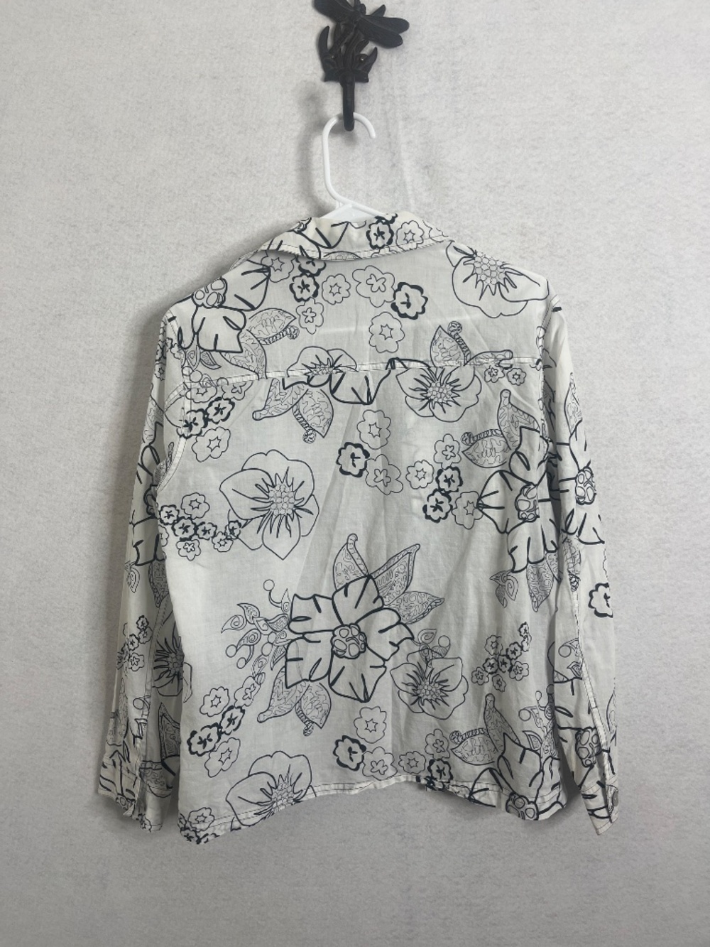 Chico’s Floral Button Front Blouse Size 1 Black White Lightweight - Picture 3 of 3